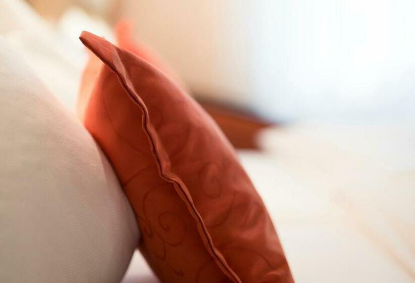 اتاق استاندارد با بالکن و چشم‌انداز باغ, Weinlandhof