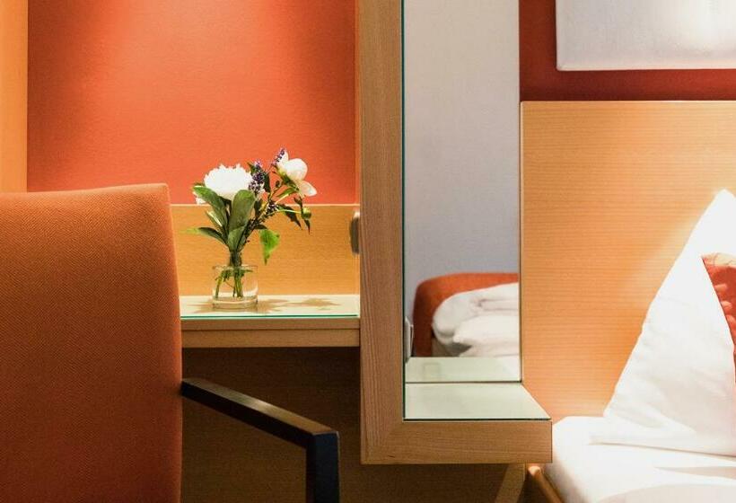 اتاق استاندارد با بالکن و چشم‌انداز باغ, Weinlandhof