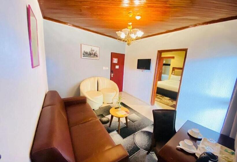 سوییت جونیور, Fini Hotel Bobende