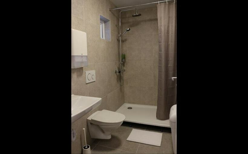 اتاق استاندارد با سرویس بهداشتی مشترک, Hofn Hostel