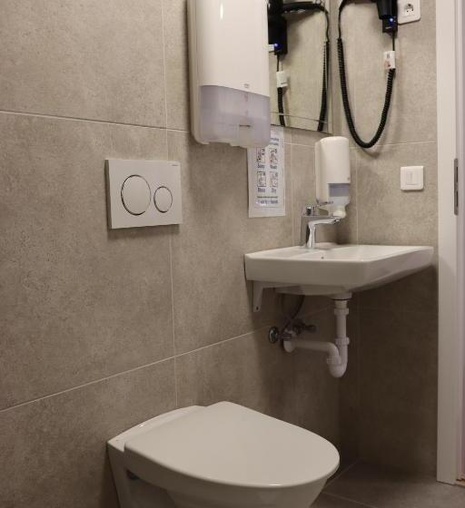 اتاق استاندارد چهارنفره با سرویس بهداشتی مشترک, Hofn Hostel