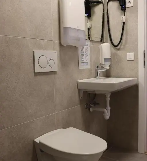 اتاق استاندارد چهارنفره با سرویس بهداشتی مشترک, Hofn Hostel
