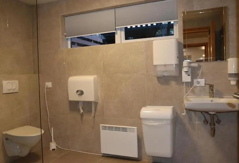اتاق استاندارد یک تخته با سرویس بهداشتی مشترک, Hofn Hostel