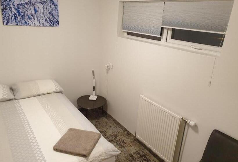 اتاق استاندارد یک تخته با سرویس بهداشتی مشترک, Hofn Hostel