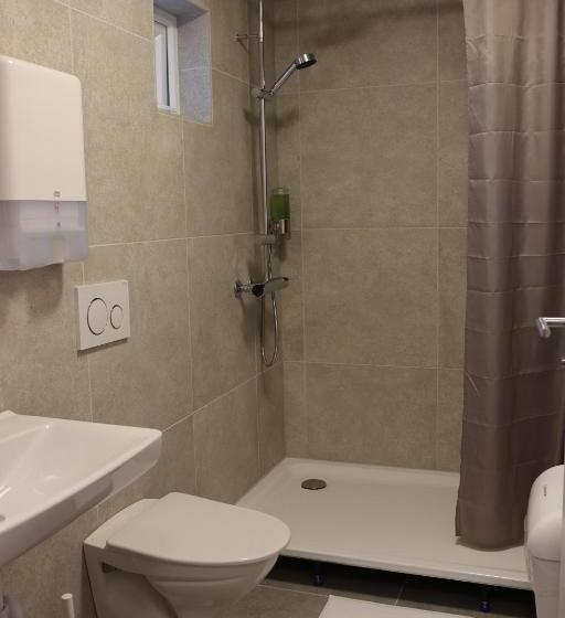 اتاق چهار تخته با دستشویی مشترک, Hofn Hostel