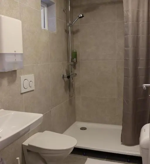 اتاق چهار تخته با دستشویی مشترک, Hofn Hostel