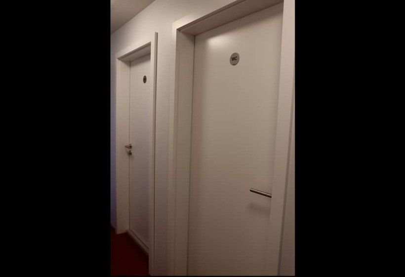 اتاق استاندارد با سرویس بهداشتی مشترک, Hofn Hostel