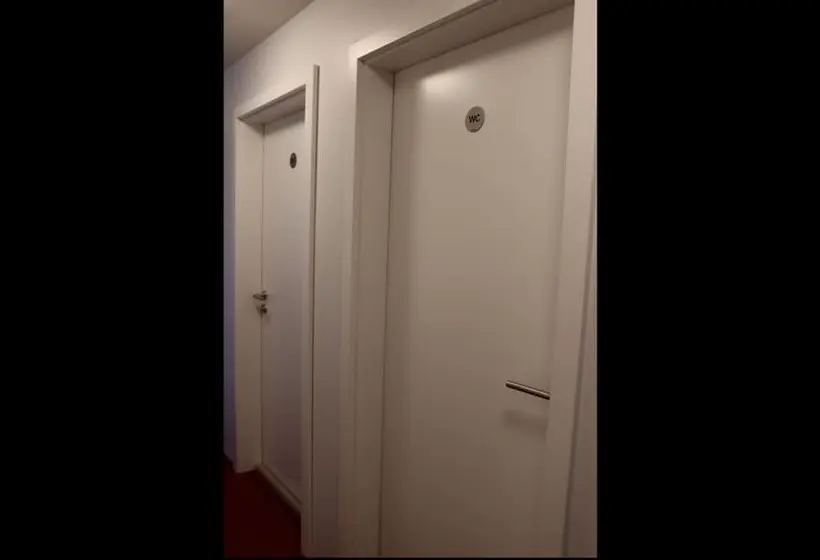 اتاق استاندارد با سرویس بهداشتی مشترک, Hofn Hostel