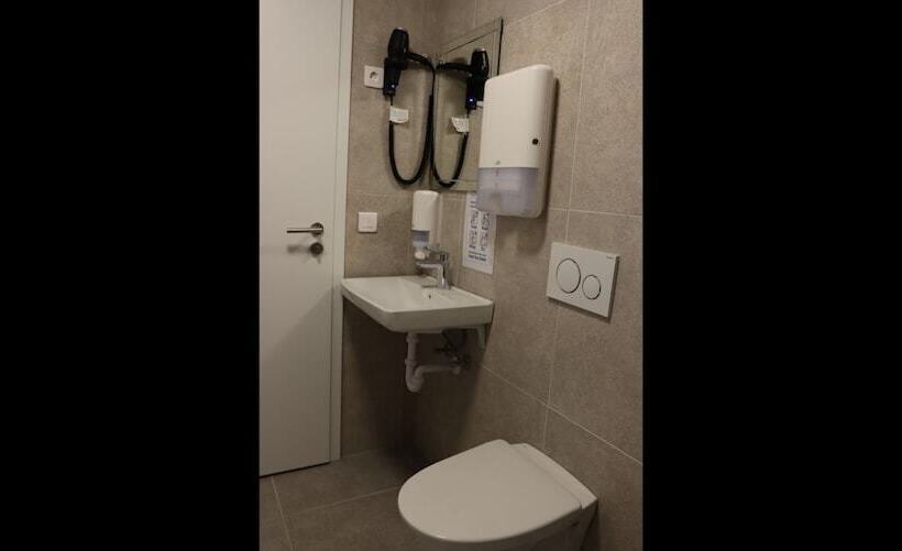 اتاق استاندارد با سرویس بهداشتی مشترک, Hofn Hostel