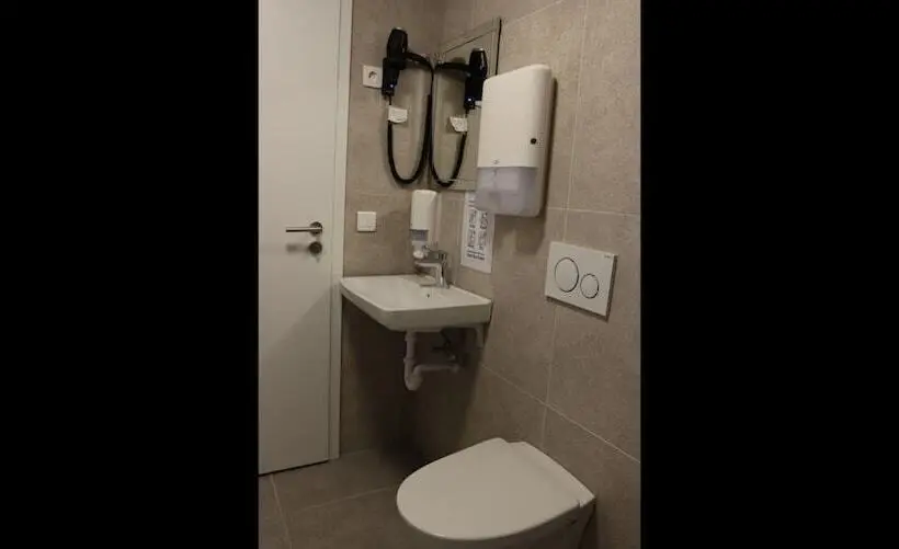 اتاق استاندارد با سرویس بهداشتی مشترک, Hofn Hostel
