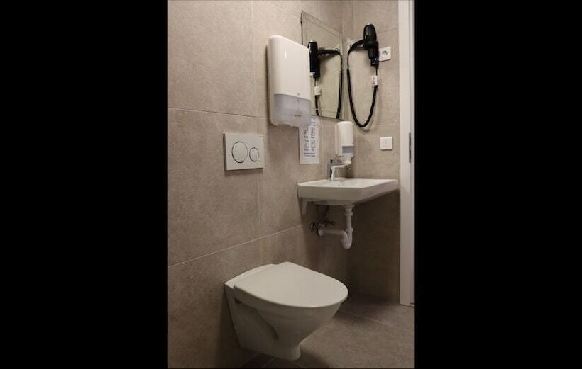 اتاق استاندارد با سرویس بهداشتی مشترک, Hofn Hostel