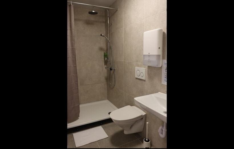 اتاق استاندارد چهارنفره با سرویس بهداشتی مشترک, Hofn Hostel