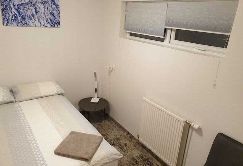 اتاق استاندارد یک تخته با سرویس بهداشتی مشترک, Hofn Hostel