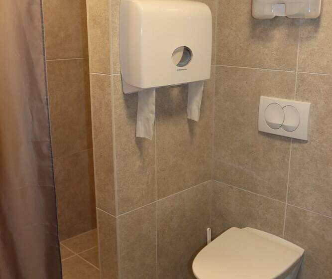 اتاق استاندارد یک تخته با سرویس بهداشتی مشترک, Hofn Hostel