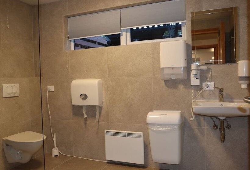 اتاق استاندارد یک تخته با سرویس بهداشتی مشترک, Hofn Hostel