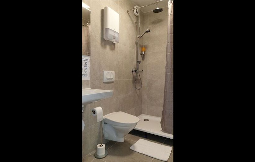 اتاق استاندارد چهار تخته, Hofn Hostel