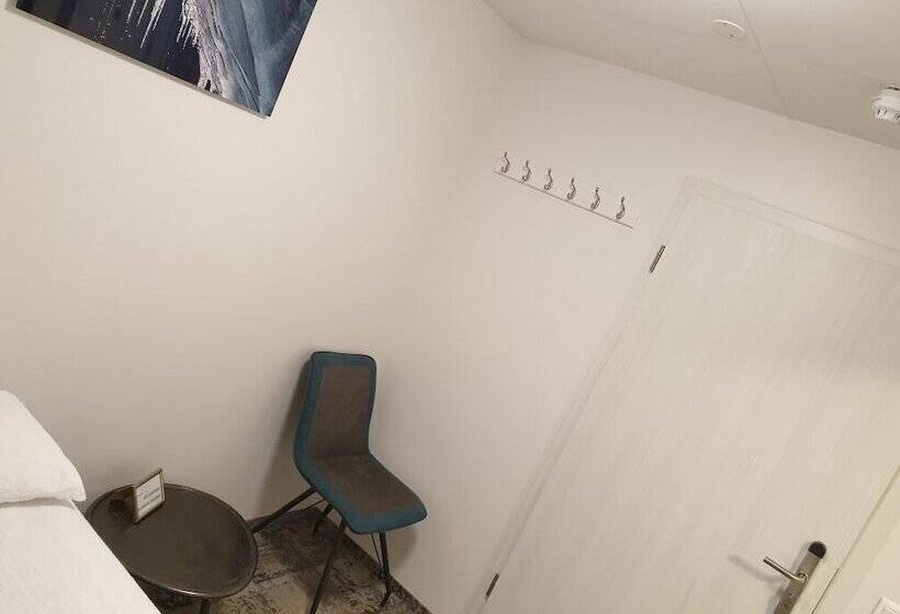 اتاق استاندارد یک نفره, Hofn Hostel