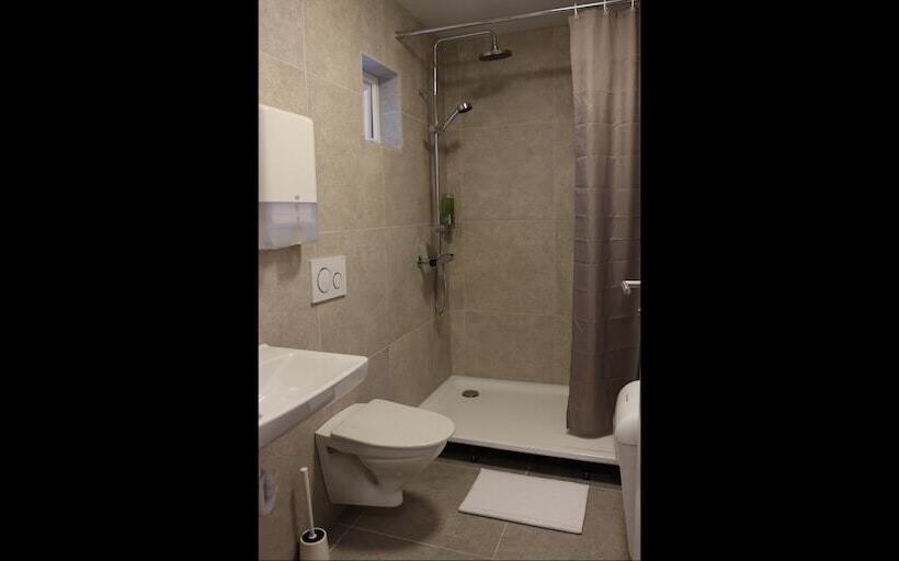 اتاق استاندارد چهارنفره با سرویس بهداشتی مشترک, Hofn Hostel