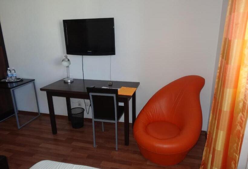 اتاق اکونومی یک تخته, Amir