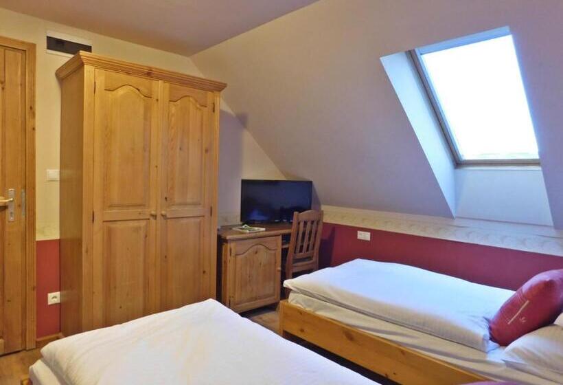 标准三人间, Berki Vendéglő és