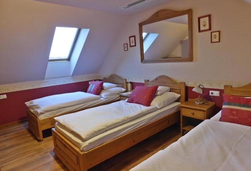 标准三人间, Berki Vendéglő és