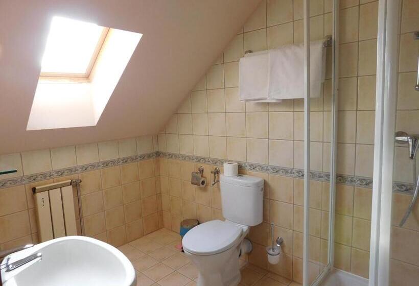 标准三人间, Berki Vendéglő és