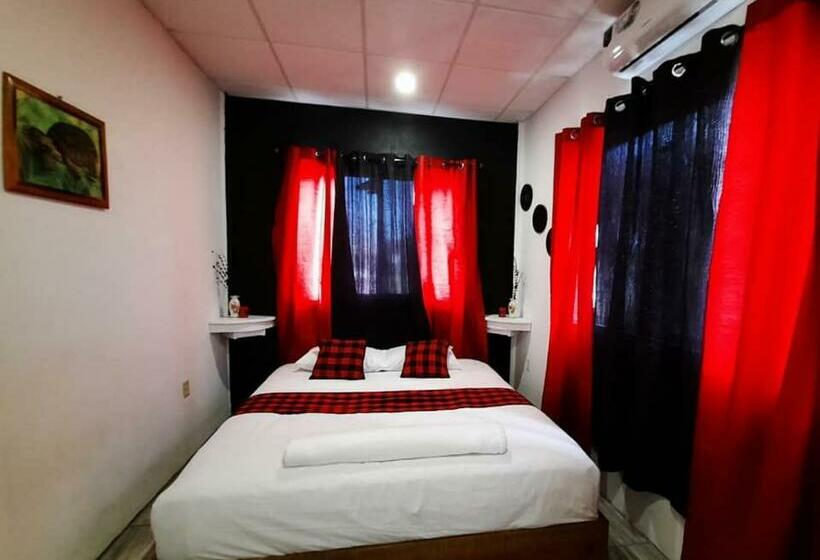 מיטת קינג בסוויטה, Saint Charles Inn, Belize Central America