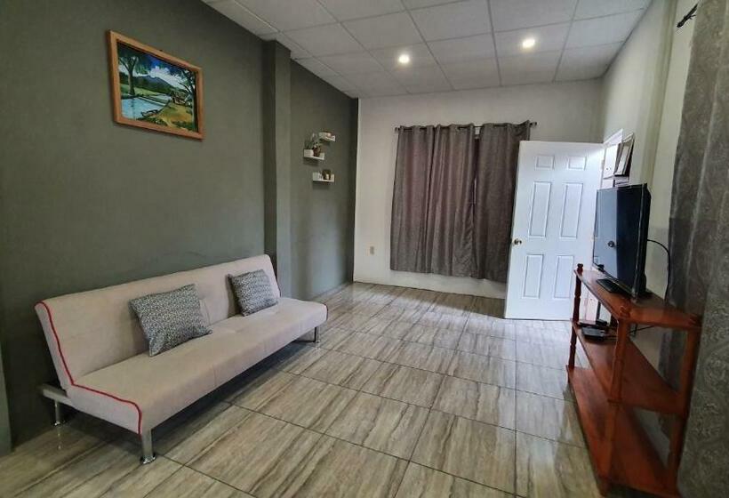 מיטת קינג בסוויטה, Saint Charles Inn, Belize Central America