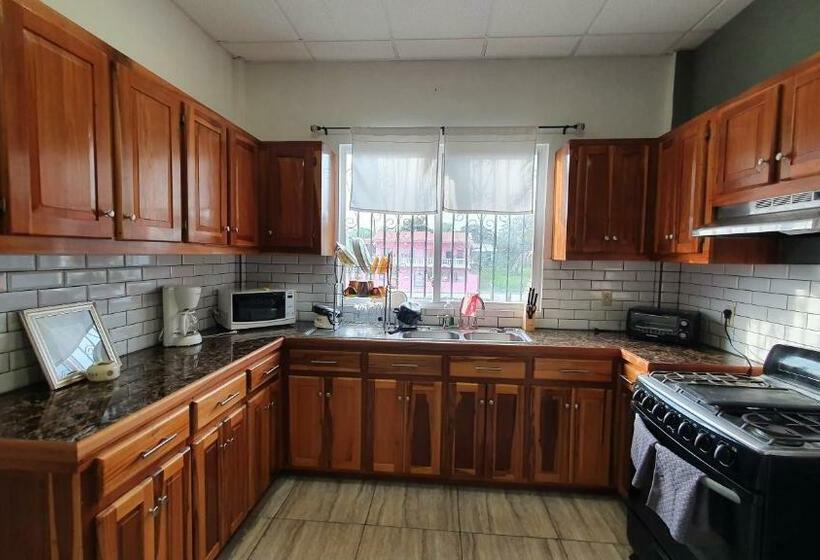 מיטת קינג בסוויטה, Saint Charles Inn, Belize Central America