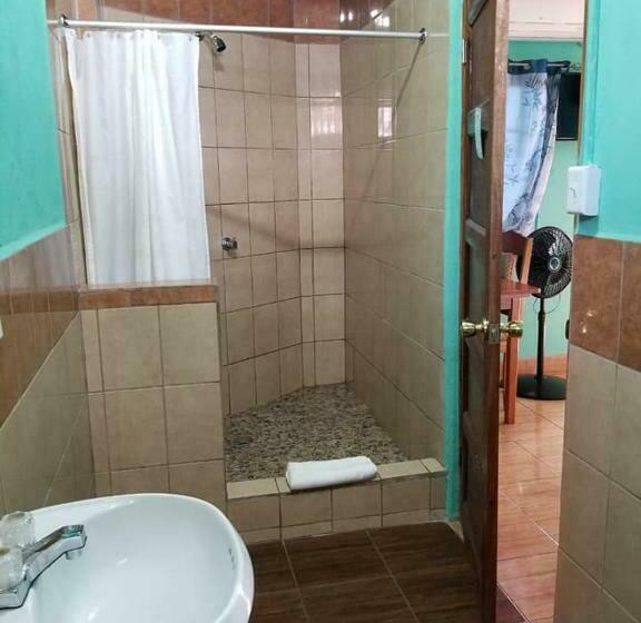 חדר אקונומי יחיד, Saint Charles Inn, Belize Central America