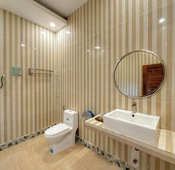 غرفة قياسية ثلاثية مطلة علي حمام السباحة, Summer Resort