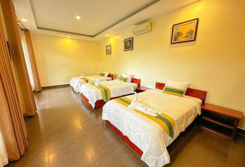 غرفة قياسية ثلاثية مطلة علي حمام السباحة, Summer Resort