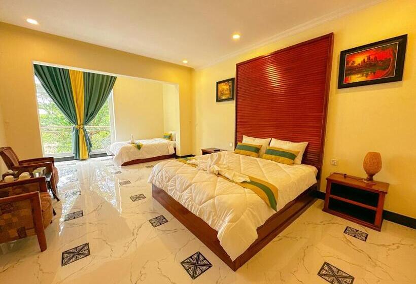 غرفة قياسية ثلاثية مطلة علي حمام السباحة, Summer Resort