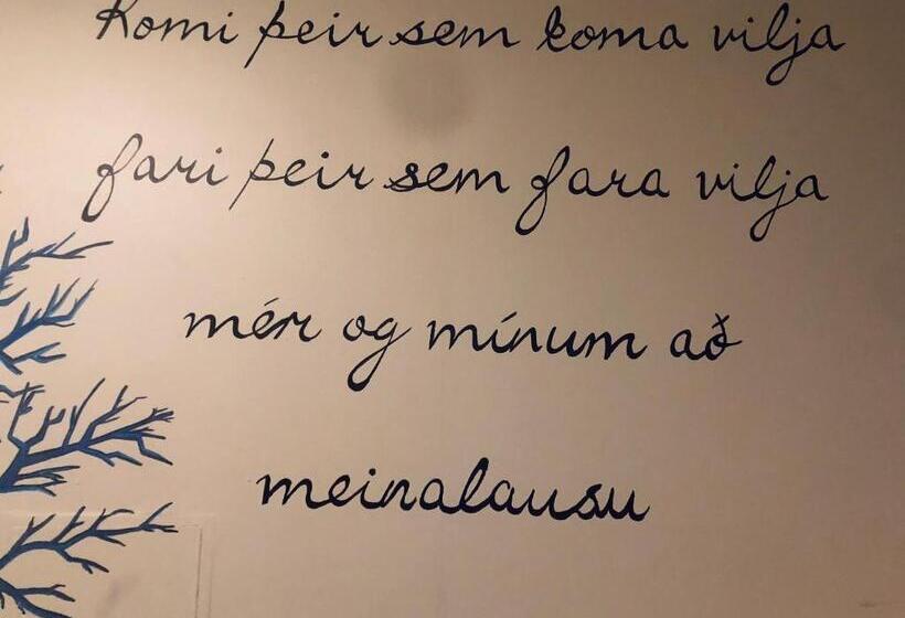 اتاق خانوادگی, The Freezer Hostel & Culture Center