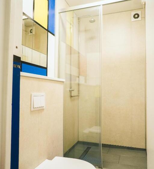 اتاق خانوادگی, The Freezer Hostel & Culture Center