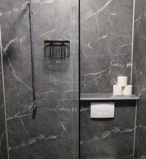 اتاق خانوادگی, The Freezer Hostel & Culture Center