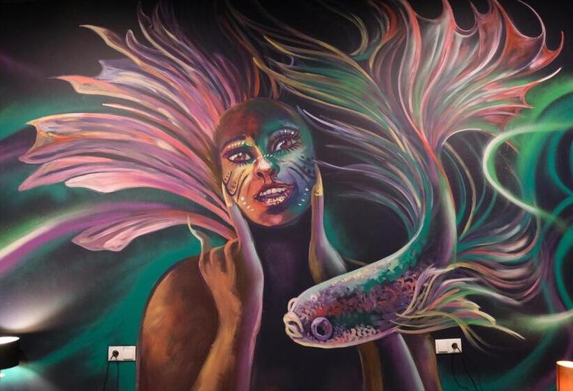 اتاق خانوادگی, The Freezer Hostel & Culture Center