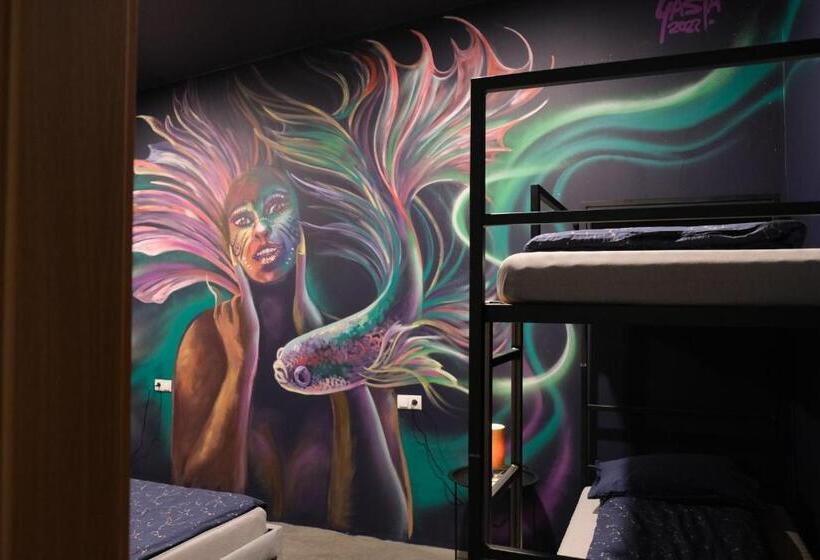 اتاق خانوادگی, The Freezer Hostel & Culture Center