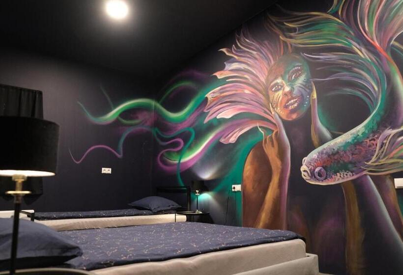 اتاق خانوادگی, The Freezer Hostel & Culture Center