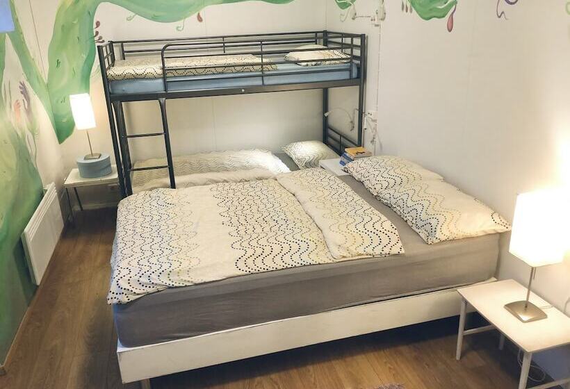 اتاق خانوادگی, The Freezer Hostel & Culture Center