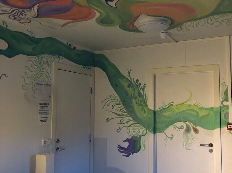 اتاق خانوادگی, The Freezer Hostel & Culture Center