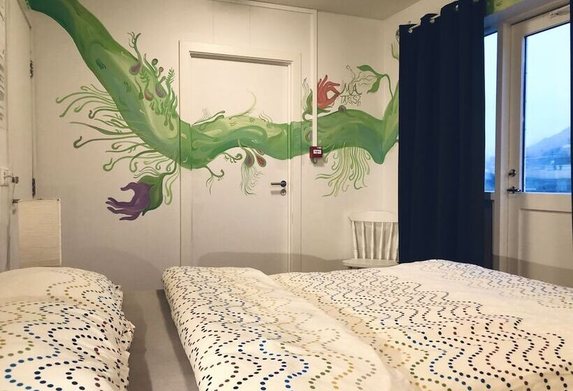 اتاق خانوادگی, The Freezer Hostel & Culture Center