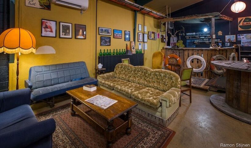 اتاق خانوادگی, The Freezer Hostel & Culture Center