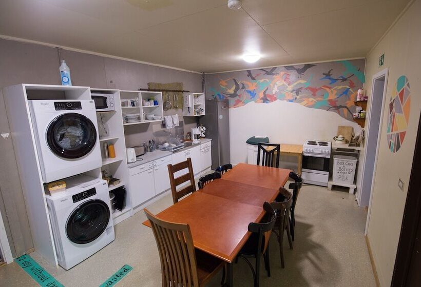 اتاق خانوادگی, The Freezer Hostel & Culture Center