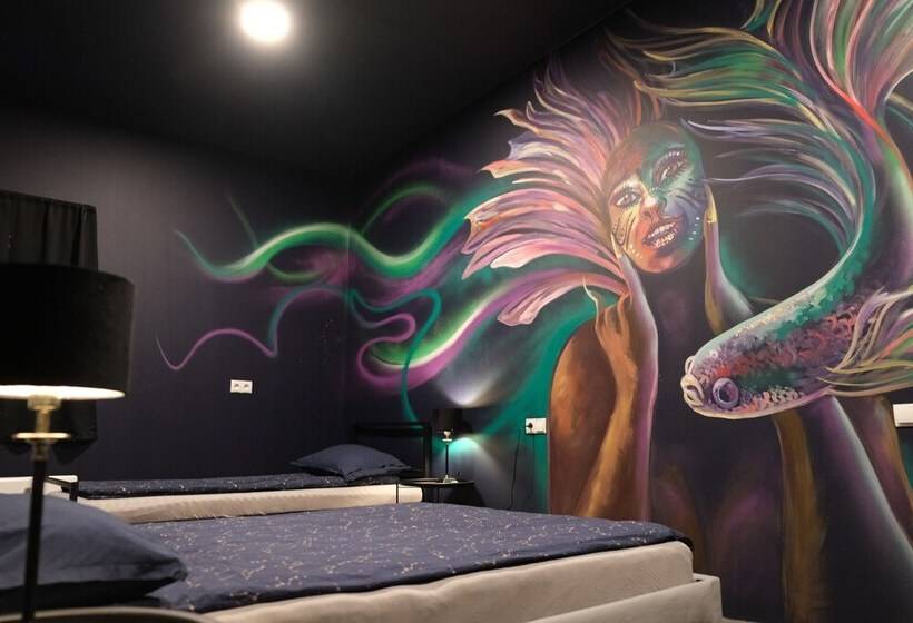 اتاق خانوادگی, The Freezer Hostel & Culture Center