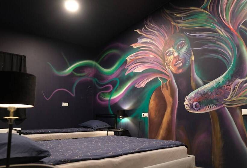 اتاق خانوادگی, The Freezer Hostel & Culture Center