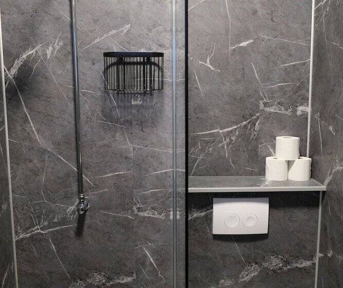 اتاق خانوادگی, The Freezer Hostel & Culture Center