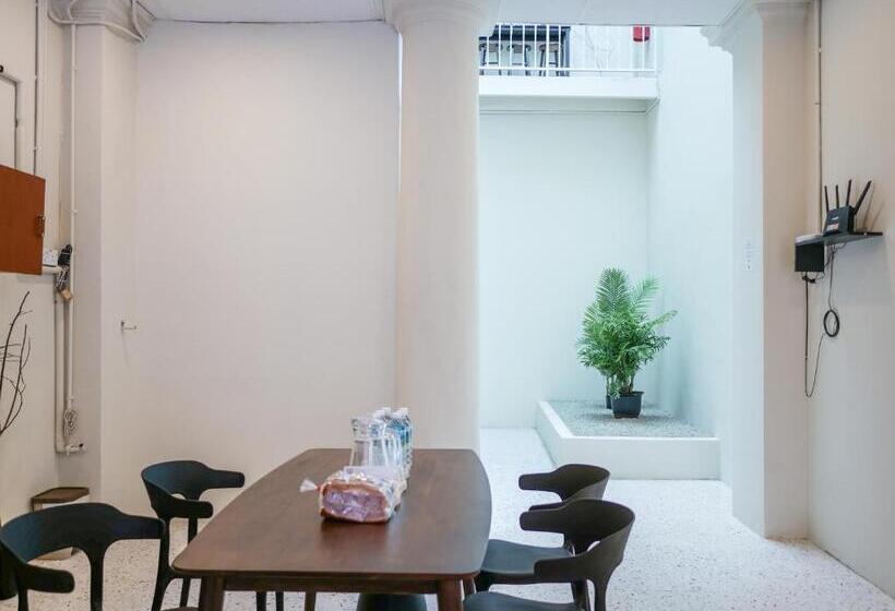 غرفة قياسية حمام مشترك, Aayu Chulia