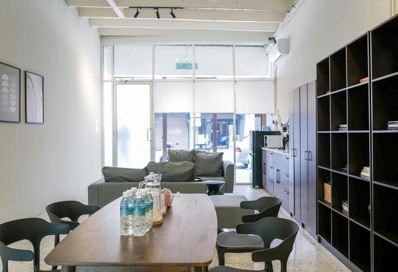 غرفة قياسية حمام مشترك, Aayu Chulia