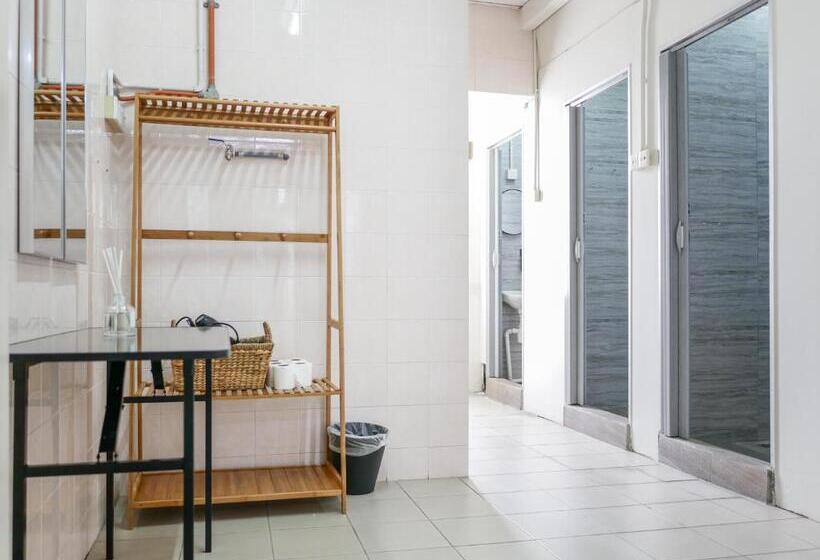 غرفة قياسية حمام مشترك, Aayu Chulia